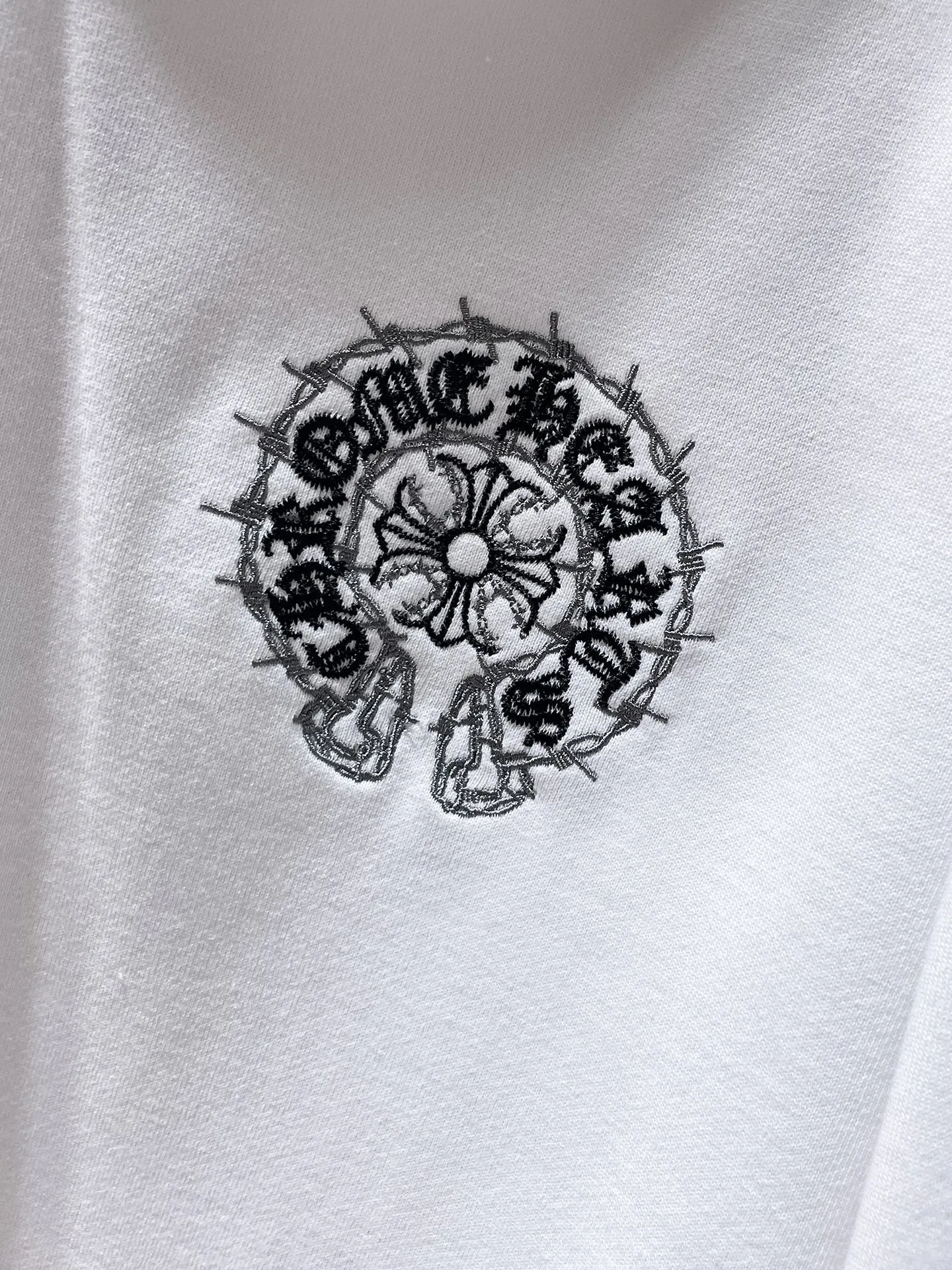 P250 Chrome Hearts Autumn and Winter 2025 Counter Synchronization Heavy Industry Horseshoe Roller Frayed Embroidered Hat Sweatshirt Heavy Industry Embroidery! Special stitching method. Improved customized version of 1:1 high-gram weight high-quality fabric. Recommended color: white, black. Size: S, M, L, XL